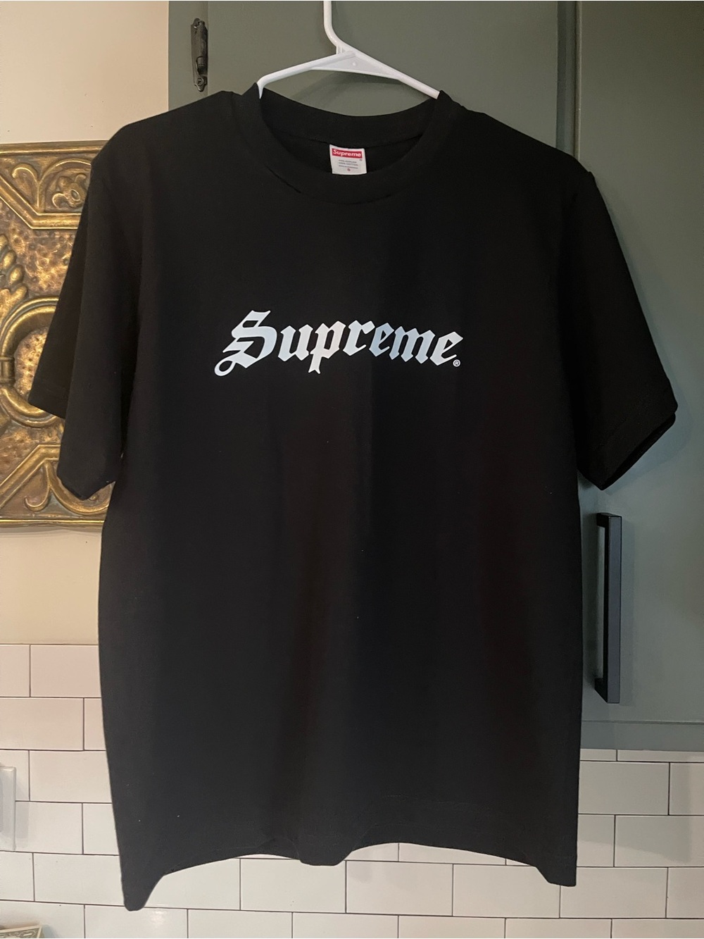 Mens Graphic Design Tee Size S.